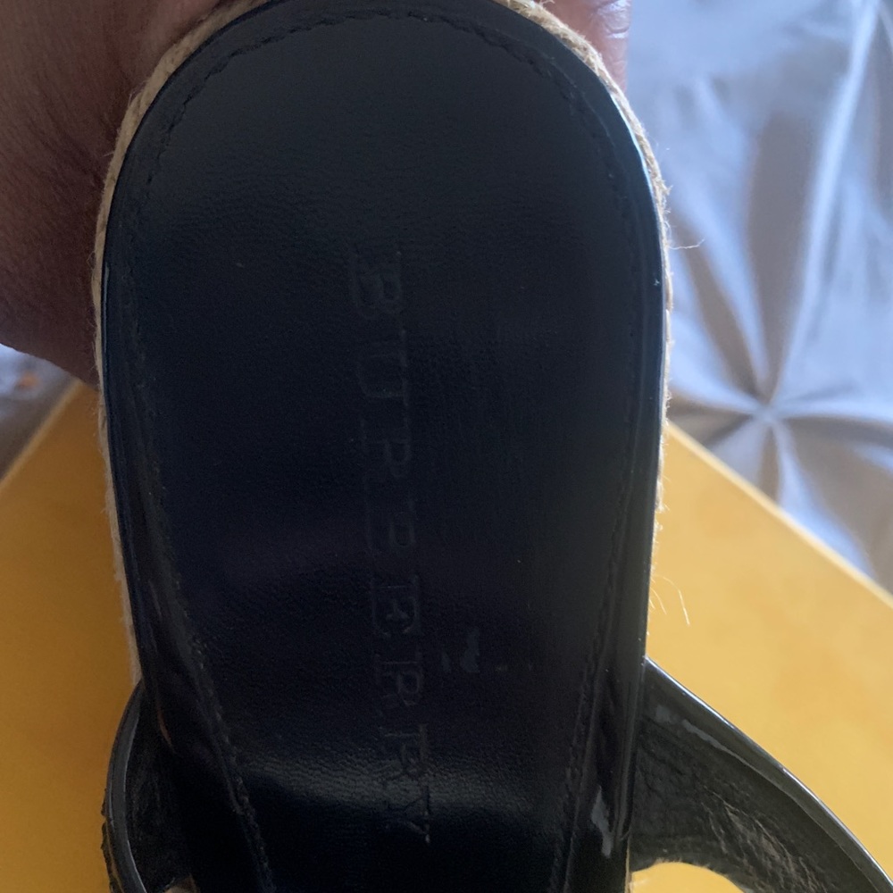 Beautiful sandals - Picture 2 of 3